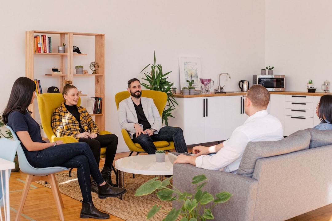 Modernes Büro mit Schreibtischstühlen und Bücherregalen in der Nähe von Fenstern.